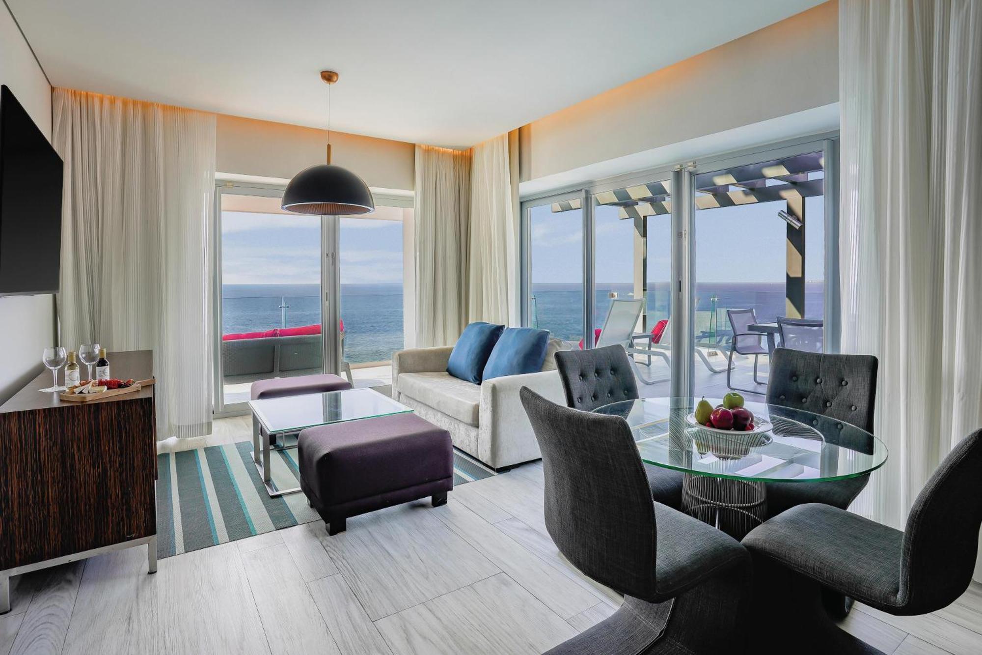 Oceanfront Governor Suite Terrace Jetted Tub