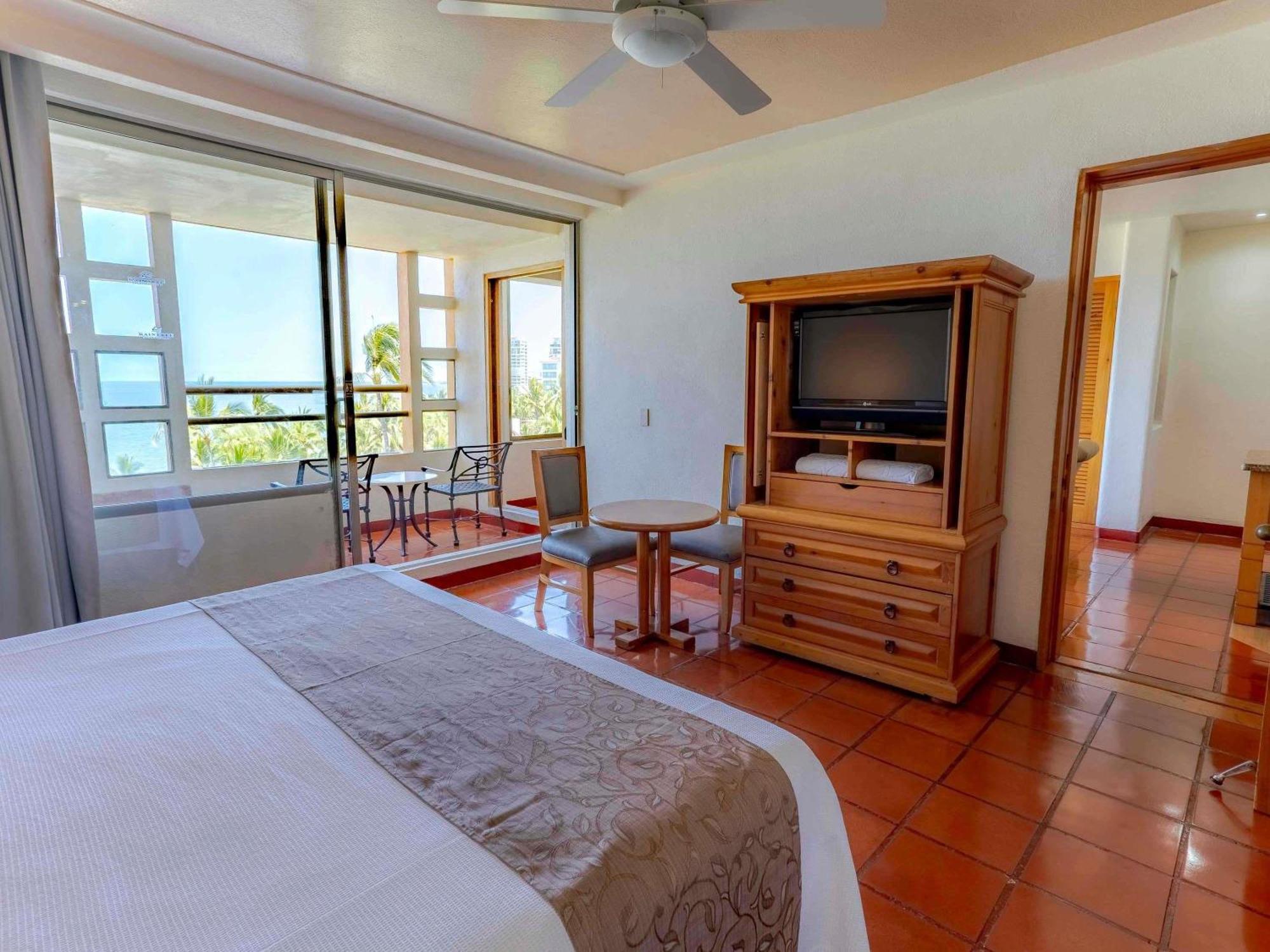 One-Bedroom King Suite Jacuzzi Terrace Partial Ocean View