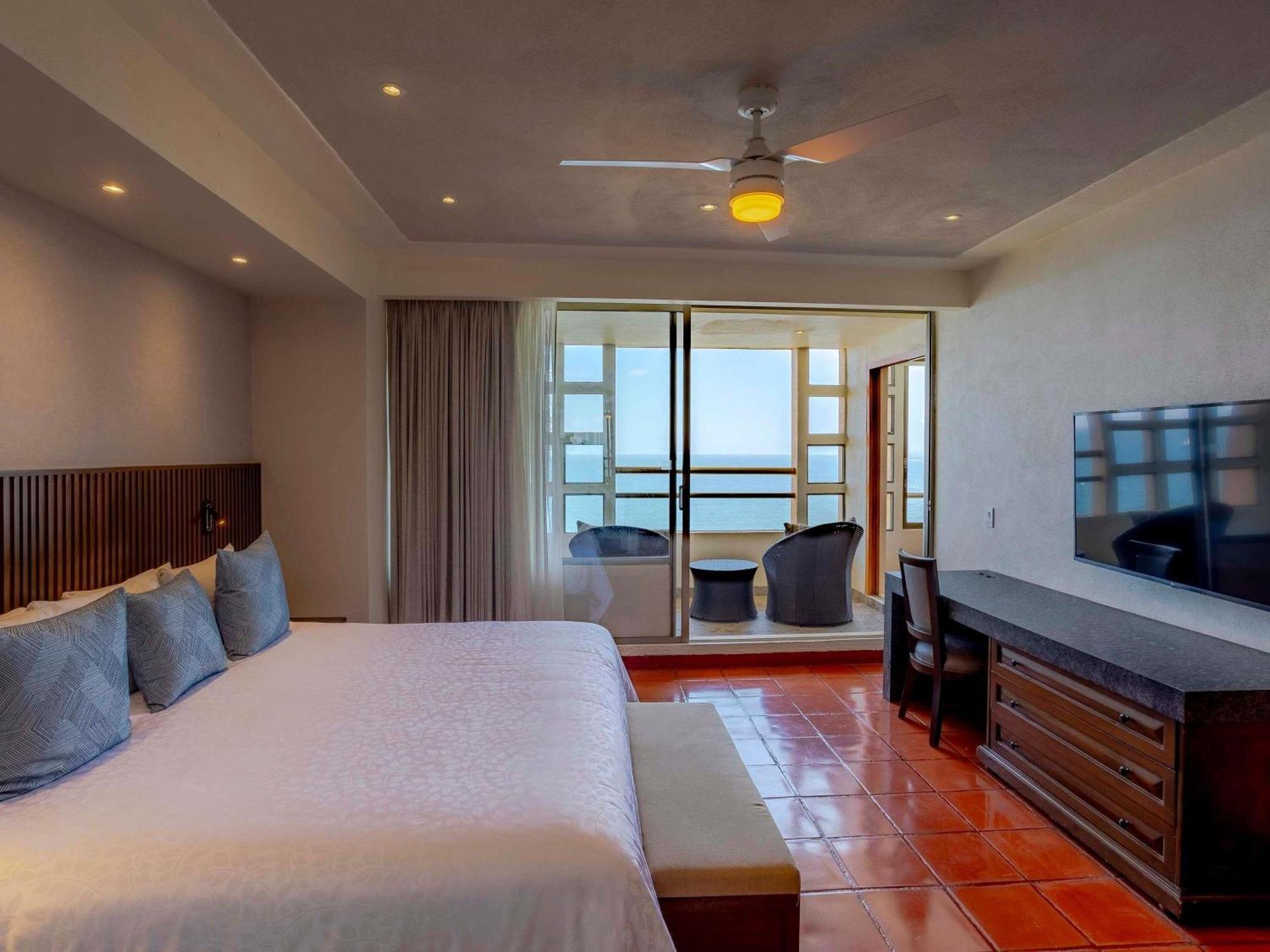 One-Bedroom King Suite Jacuzzi Terrace Oceanfront View