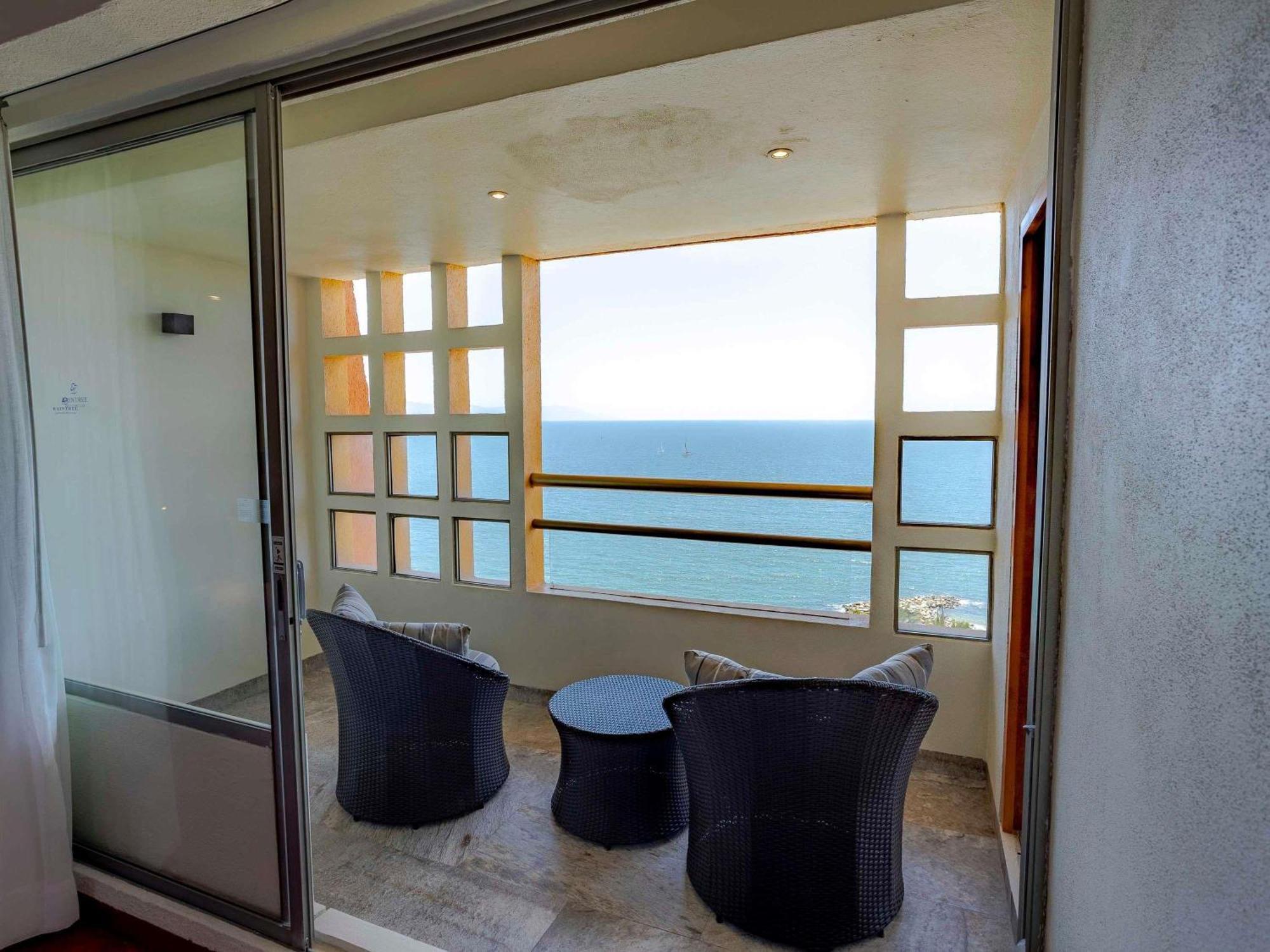 One-Bedroom King Suite Jacuzzi Terrace Oceanfront View