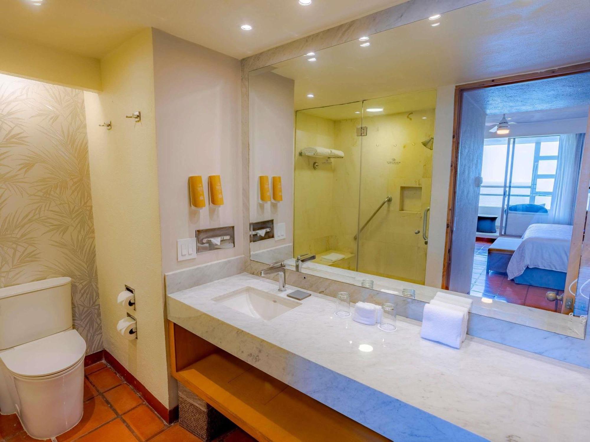 One-Bedroom King Suite Jacuzzi Terrace Oceanfront View